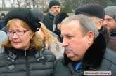 Пикет под зданием ОГА завершился: Романчук поклонился работниками "облэнерго"
