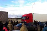 В Харькове участники акции против Кернеса перекрыли дорогу и ждут милицию