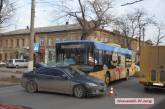В центре Николаева Mazda врезалась в троллейбус