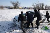 Как правоохранители Жовтневщины помогали водителям на заснеженной  трассе. ФОТО 
