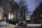 В центре Николаева «Мазда» заблокировала движение трамваев, припарковавшись почти на рельсах 