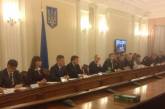 Яценюк поручил главам ОГА готовиться к переходу экономики на "военные рельсы"