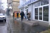 В центре Николаева совершено вооруженное нападение на банк: ранен сотрудник