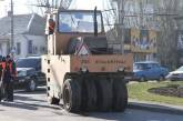 В Николаеве после тяжелой зимы продолжается аварийно-ямочный ремонт дорог