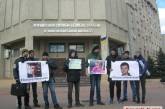 В Николаеве близкие и друзья российского журналиста пикетируют областное управление СБУ