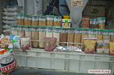 В супермаркетах Николаева пытаются справиться с ажиотажем на «социальный набор» продуктов, а на базарах — спекулируют