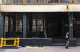Неизвестные захватили здание "Укрнефти" в Киеве и ограждают его железной решеткой