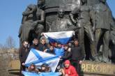 Боксеры из Волгограда возложили цветы к памятнику Героям-ольшанцам в Николаеве
