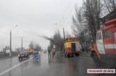 В Николаеве из-за непогоды валятся деревья: одно из них перекрыло движение троллейбусов