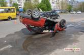 В Николаеве после столкновения с другим автомобилем «Лада» перевернулась на крышу