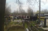Толпы людей на остановках, разбросанные по кладбищу пьяные тела — в Николаеве прошел поминальный день