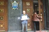 Николаевец Ильченко со своими пикетами добрался до Генеральной прокуратуры Украины