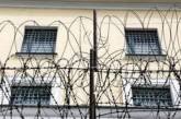 В Одессе двое заключенных, захватив заложника, пытались сбежать из тюрьмы