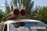 В центре Николаева на Renault упала канализационная труба
