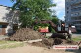 Коммунальщики в центре Николаева разрыли яму посреди детской площадки и не оградили — дети играли там целый день