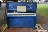 В Николаеве в Каштановом сквере под открытым небом установили пианино 