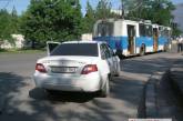 В Николаеве у троллейбуса упали "рога" прямо на ехавший следом автомобиль