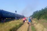 Пассажиры поезда "Киев-Николаев" несколько часов просидели в чистом поле под палящим солнцем в ожидании эвакуации. ВИДЕО