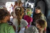 Порошенко во время визита на Николаевщину показал сельским детям военный вертолет. ВИДЕО