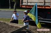 Николаевские активисты закрыли собой и не дали залить площадку под установку биллборда