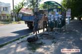 Есть реакция: в Николаеве на остановках начали устанавливать урны для мусора