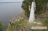 В Николаеве кладбище уходит в Бугский лиман: памятники и оградки сползают в воду