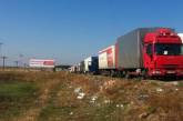 На границе с Крымом грузовики выстроились в километровую очередь