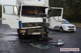 В Николаеве столкнулись грузовые машины Mercedes-Benz и «КрАЗ»