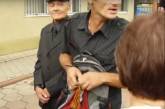 Одесские активисты заставили мужчину снять георгиевскую ленту. ВИДЕО