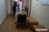 Инвалиды Николаевского областного госпиталя вынуждены ковылять по лестнице: лифт не работает уже два месяца