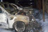 В Николаеве на стоянке сгорели два автомобиля