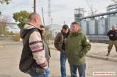 Николаевские активисты выясняют отношения с «Правым сектором».ВИДЕО