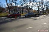 В Николаеве возле стройрынка столкнулись Mitsubishi и Hyundai