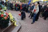 Губернатор Мериков стал на колени перед памятником Небесной сотне (фото)