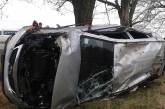 На Николаевщине автомобиль KIA съехал в кювет и перевернулся: водитель и пассажир госпитализированы
