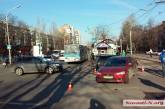 В Николаеве столкнулись автобус и «легковушка»: девушка-водитель испугалась трамвая