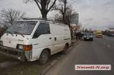 В Николаеве после столкновения с «Ниссаном» микроавтобус врезался в дерево