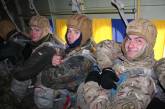 Николаевские морпехи завершили год по-военному: выполнили около сотни прыжков с парашютом