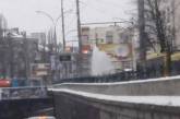 В Киеве из-за порыва водосети в воздух взметнулся четырехметровый  фонтан 