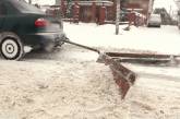 Николаевцы не жалеют свои автомобили, изобретая из них снегоуборочную технику. ФОТО