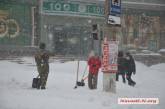 Активисты очищают центр Николаева от снега — ждут вице-мэра