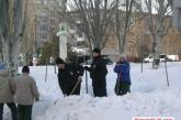 В Николаеве снег с лопатами убирают даже полицейские