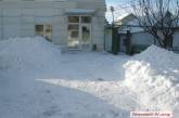 Мэр отреагировал на критику: возле офиса Сенкевича наконец-то расчистили снег