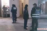 Перед сессией здание Николаевского горсовета усиленно охраняют: на страже более 30 человек 