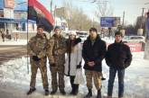 В  центре Николаева за расчистку снега взялась молодежь из Правого сектора