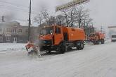 В Николаеве снова выпал снег: техника всю ночь чистила дороги города