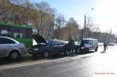 В Николаеве столкнулись сразу три автомобиля. ВИДЕО