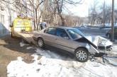 Ночью в Николаев БМВ врезался в дерево: 1 человек погиб, 2 — в больнице