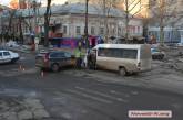 В центре Николаева внедорожник врезался в маршрутку