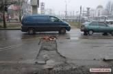«Яма Сенкевича»: огромной колдобине в центре Николаева водители присвоили имя городского головы 